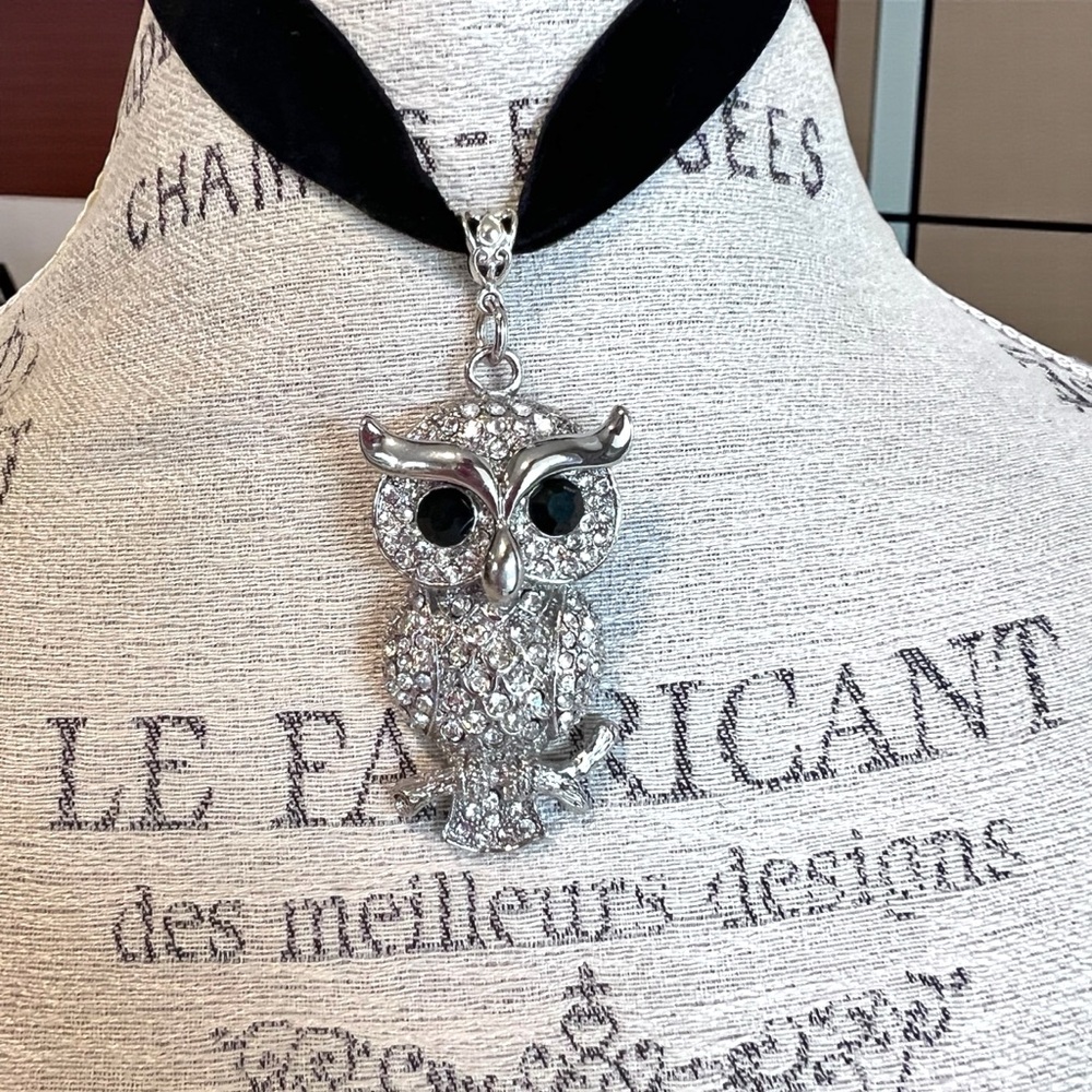 Vintage 80’s Rhinestone Owl Pendant Necklace Velvet Choker - Picture 9 of 17